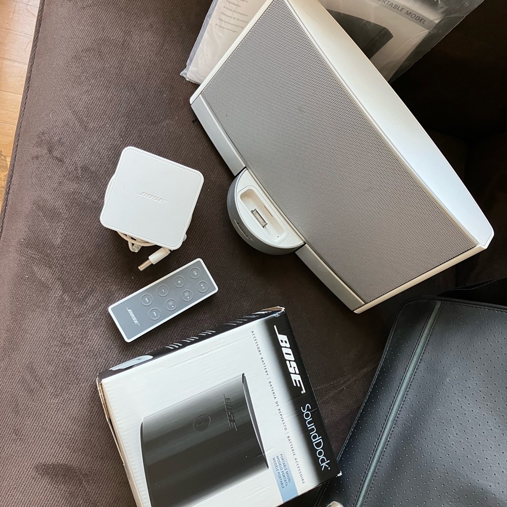 Bose white & grey SoundDock with Remote and Adapter portable digital music